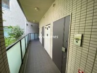 REX白金（玄関前）