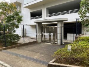 Wat’s白金 駐輪場入口
