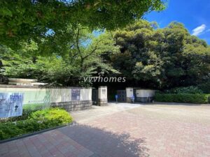 アクロス目黒タワーの近くの庭園（東京都庭園美術館入口）